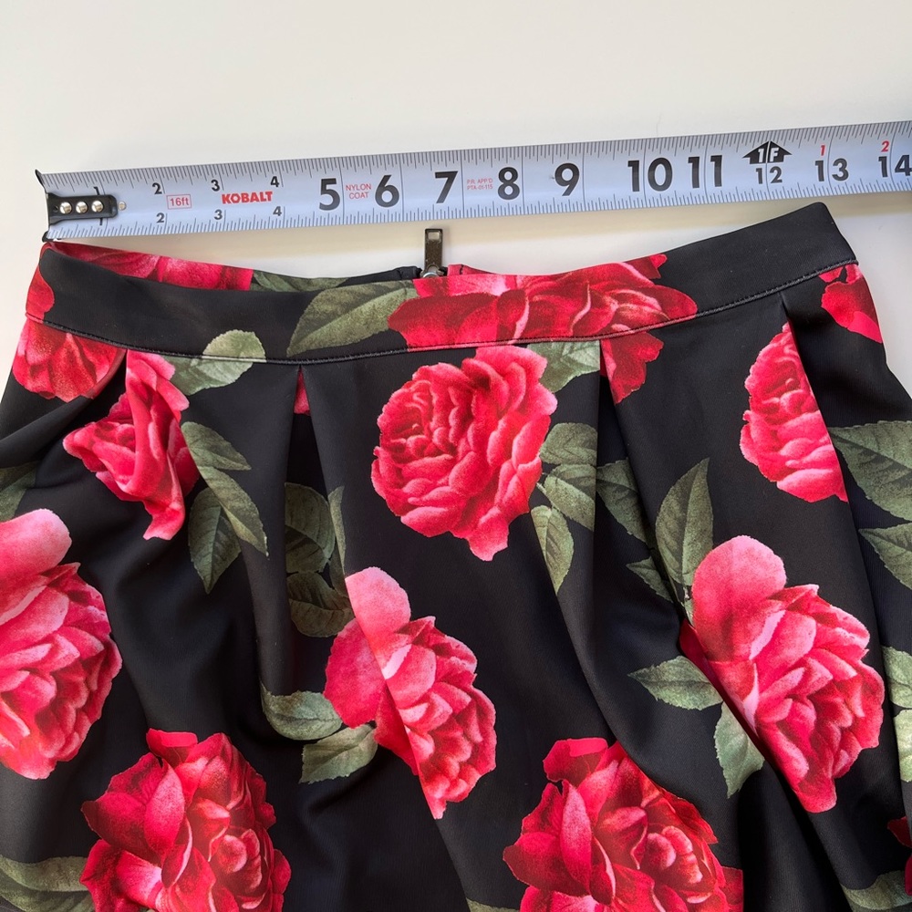 Red Roses Skirt - Picture 6 of 8